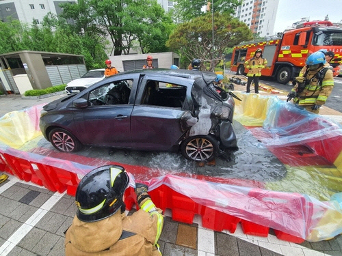 25일 오전 경기 하남시의 한 25층짜리 아파트 지하주차장에서 발생한 화재로 불에 탄 전기차. [경기도소방재난본부 제공]